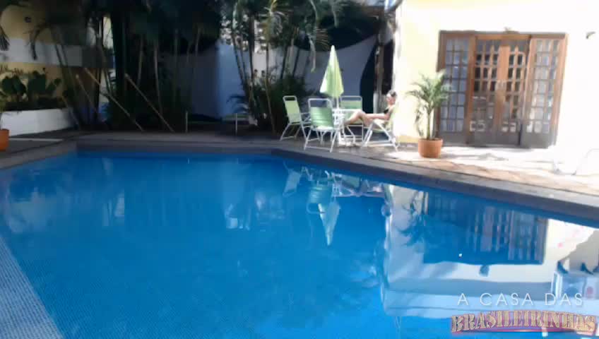 Melissa Fire se esquenta tomando sol na Casa!