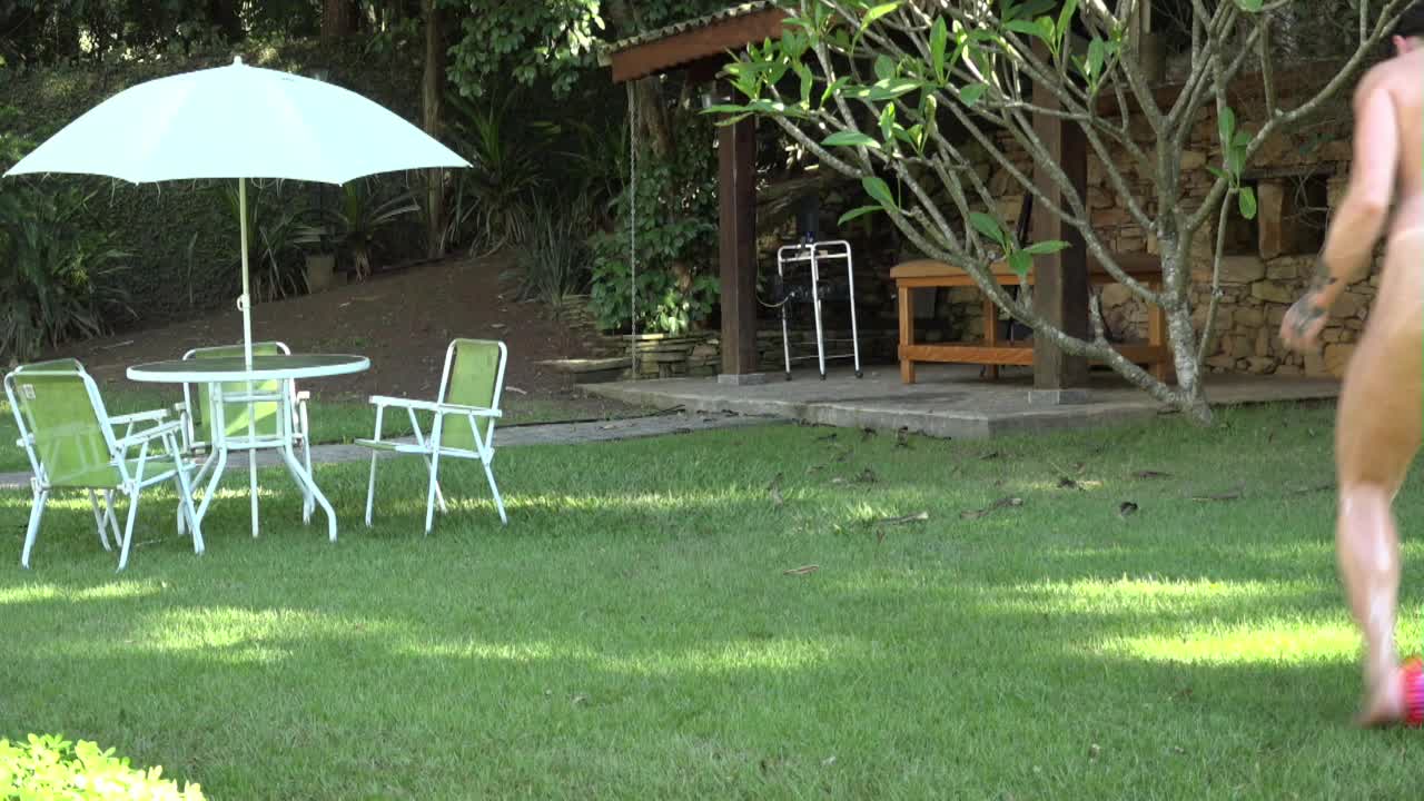 Bruna Fitness nua tomando um banho de mangueira