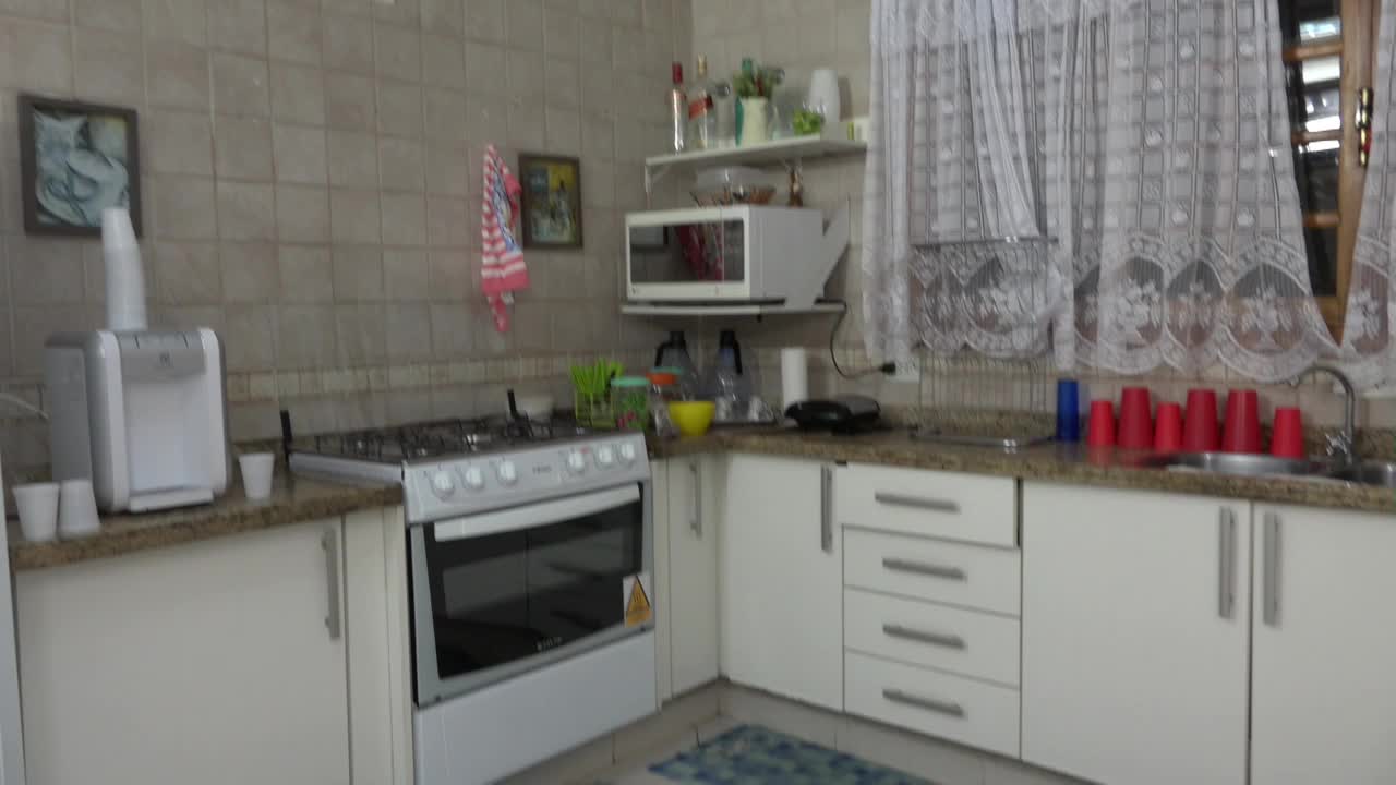 Porno na cozinha, a coelhinha Bianca Naldy faz chocolate peladinha