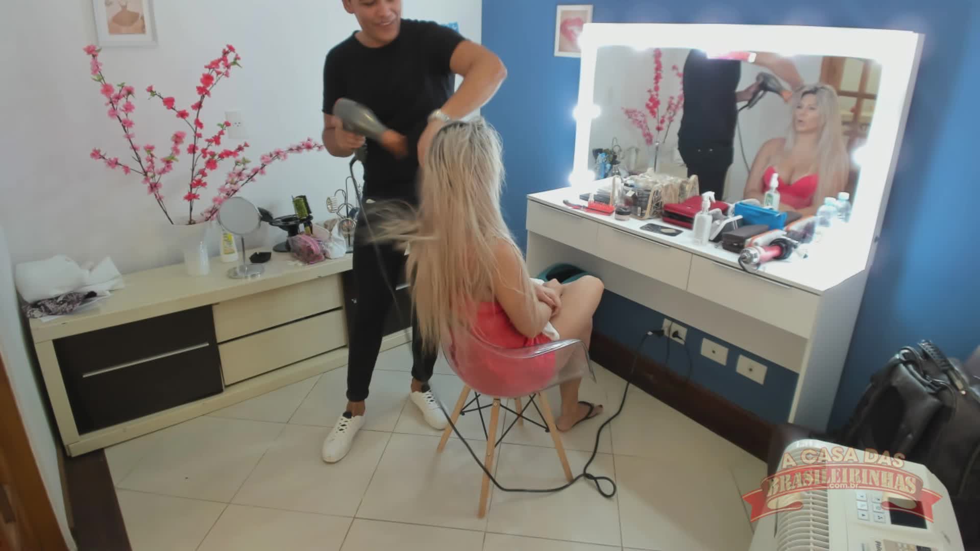 Katharine Madrid nos bastidores fazendo a make 
