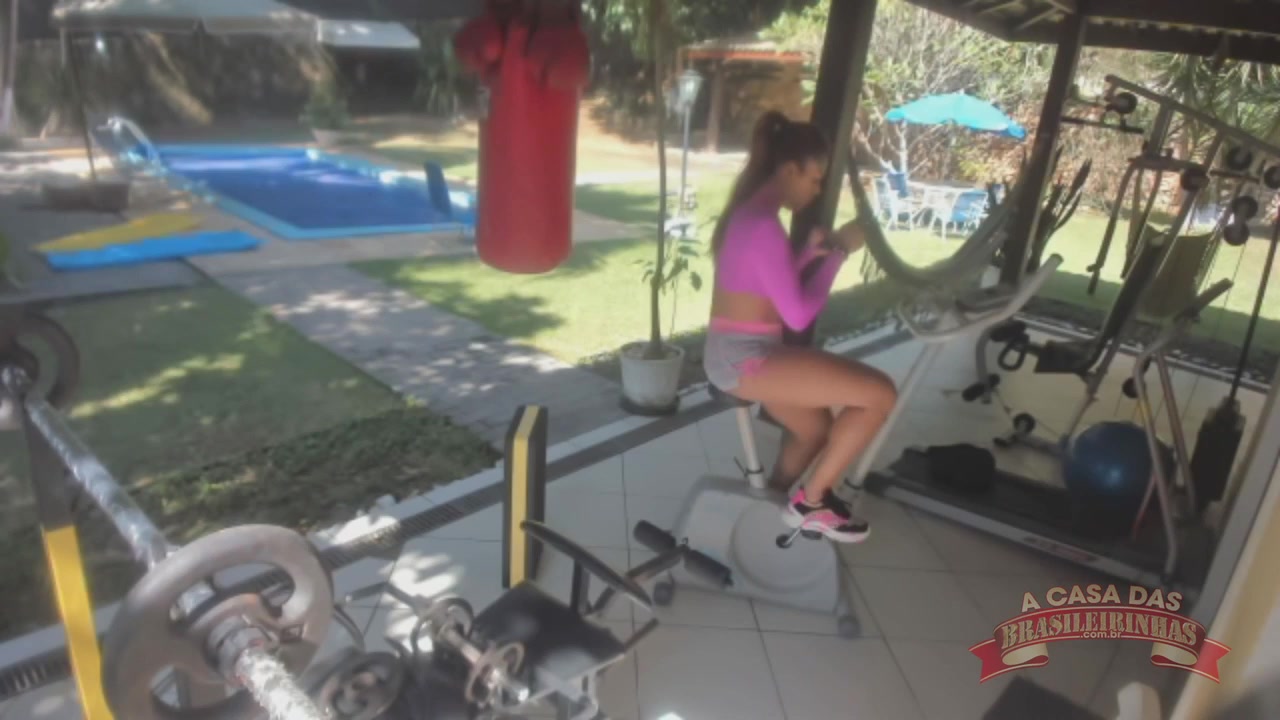 Marsha Love treinando sem calcinha na academia do reality