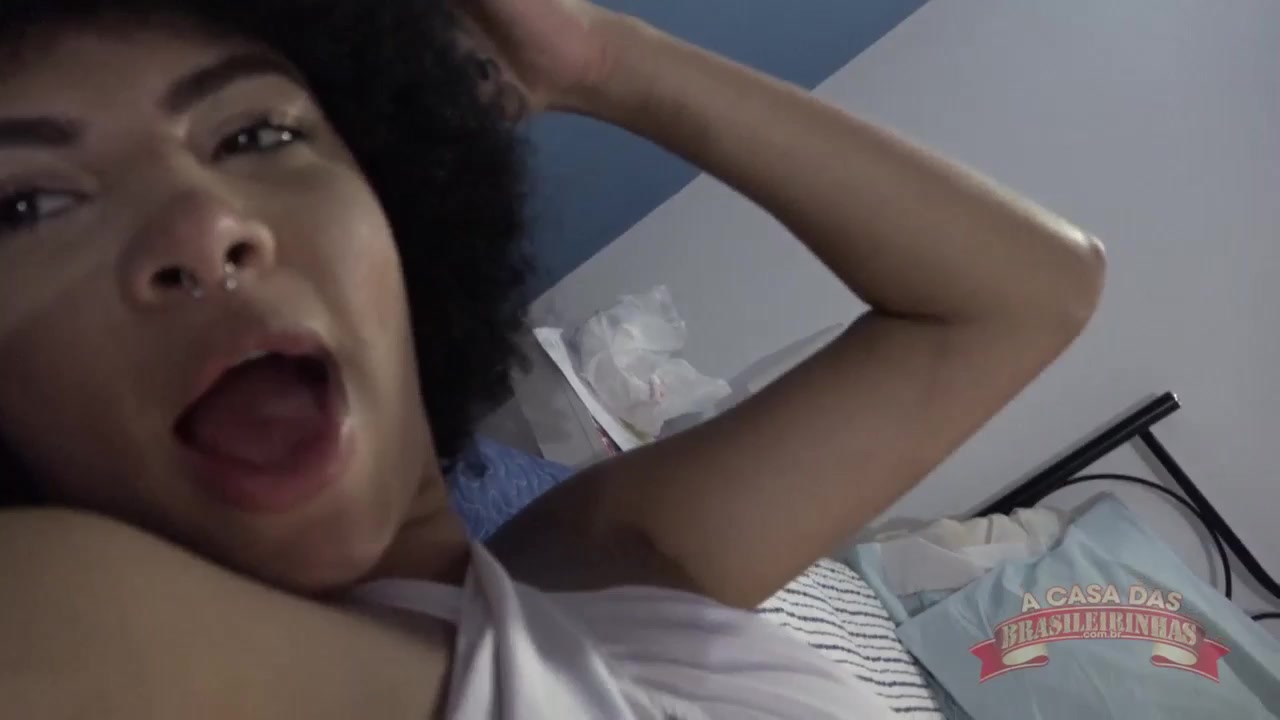 Gih Rocha nua em banho sensual, assista!
