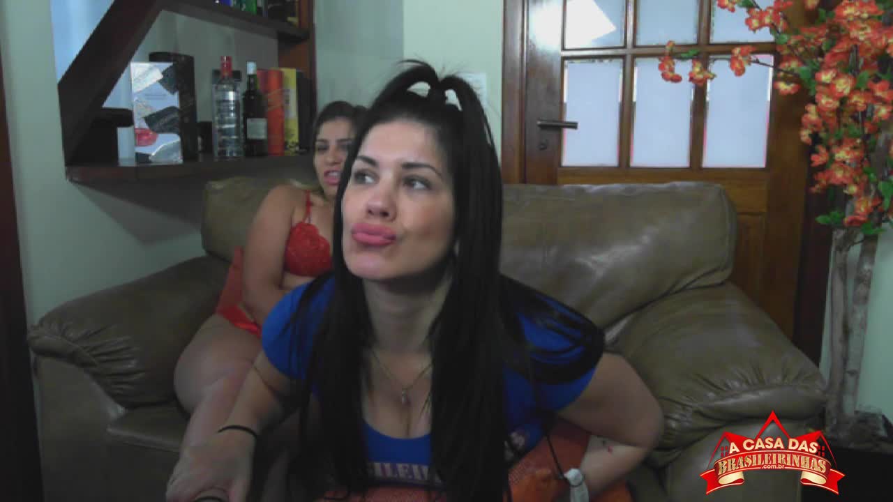 Nina e Bruna aprontam muita sacanagem no chat