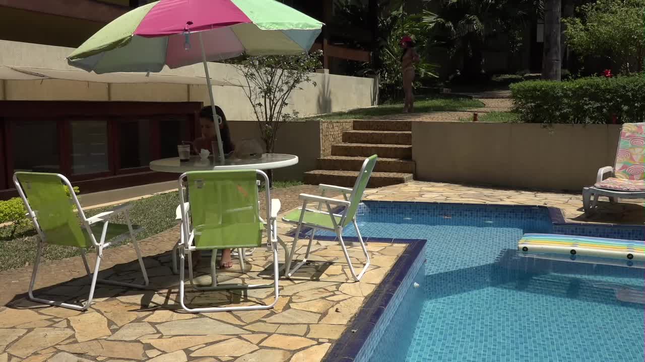 Safira e Amanda vão começar o dia na piscina