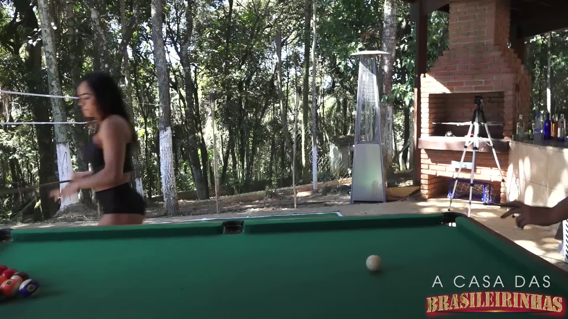 E as gatas jogaram uma partida de sinuca na Casa