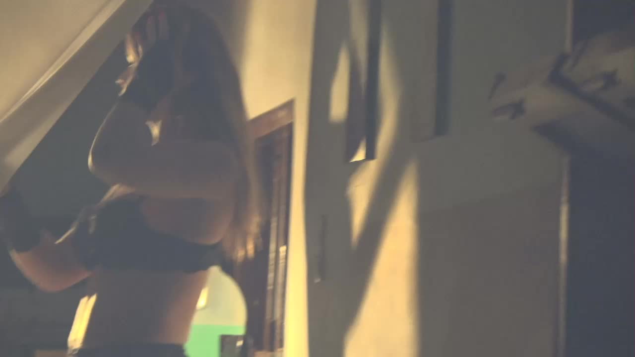 Acompanhe o show no pole dance com a gata Luna Oliveira