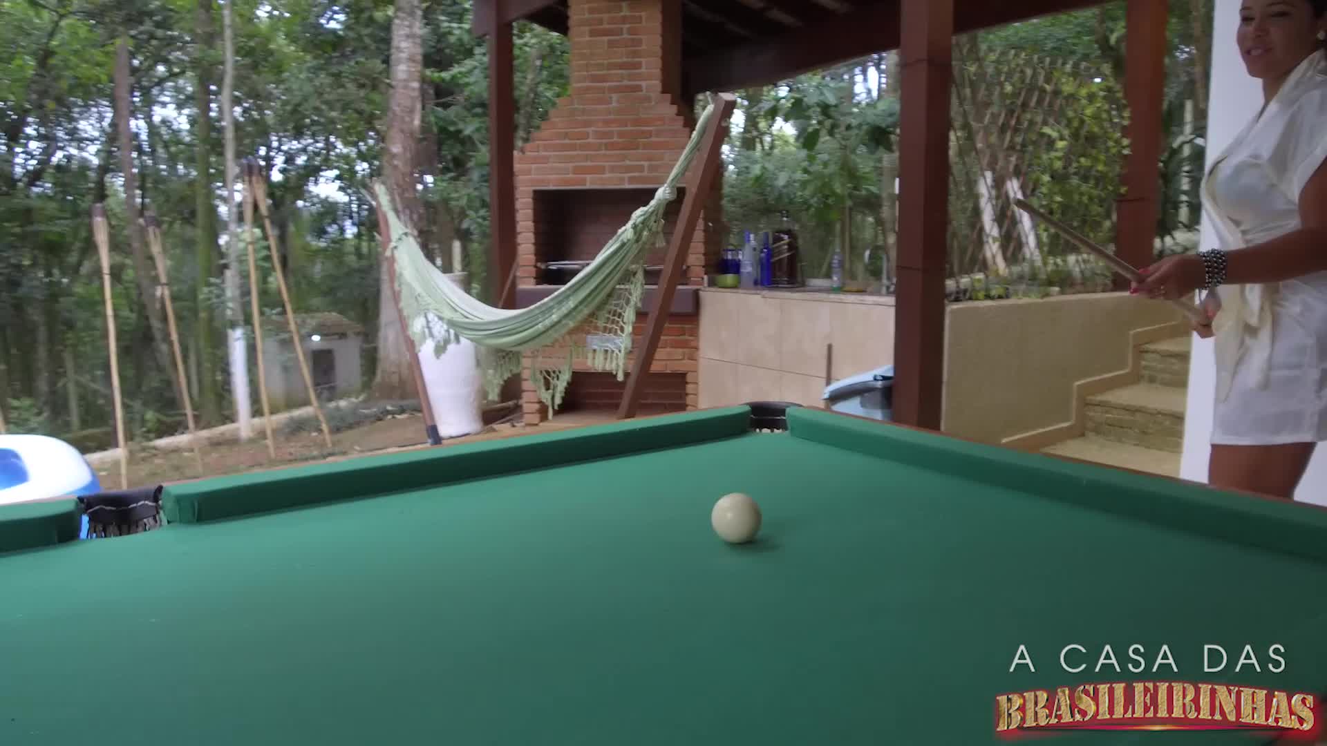 Jogo de sinuca valendo striptease pega fogo na Casa das Brasileirinhas
