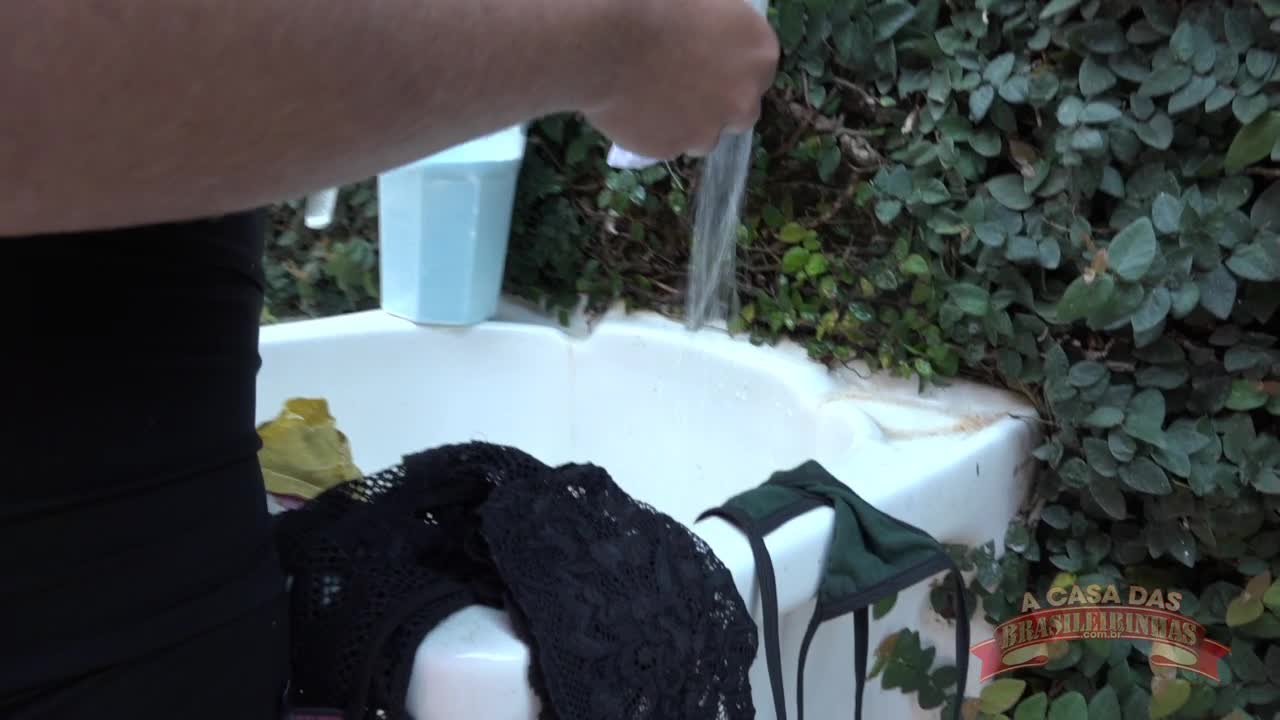 Nicole Araújo, gostosa lavando as suas lingeries na casa 