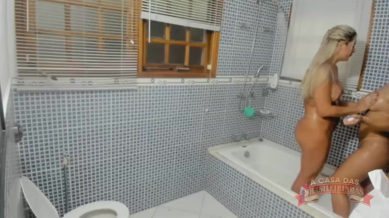 Emanuelly Weber tomando banho com a Katharine Madrid 