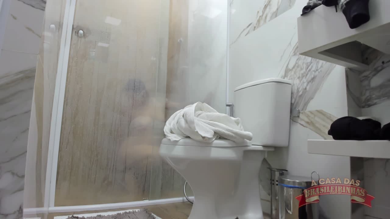 Bastidores: Anna Belutti esbanja sensualidade em banho na Casa das Brasileirinhas