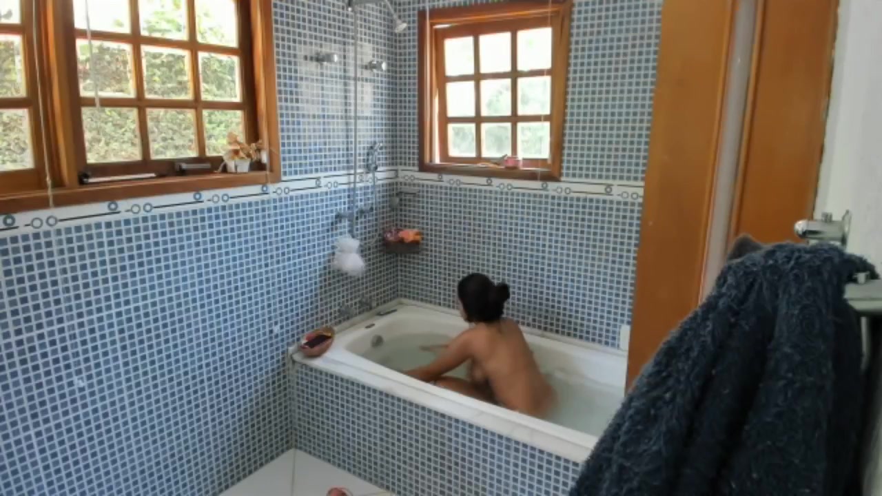 Geovana Ludimilla aproveitou o tempo livre na banheira da casa