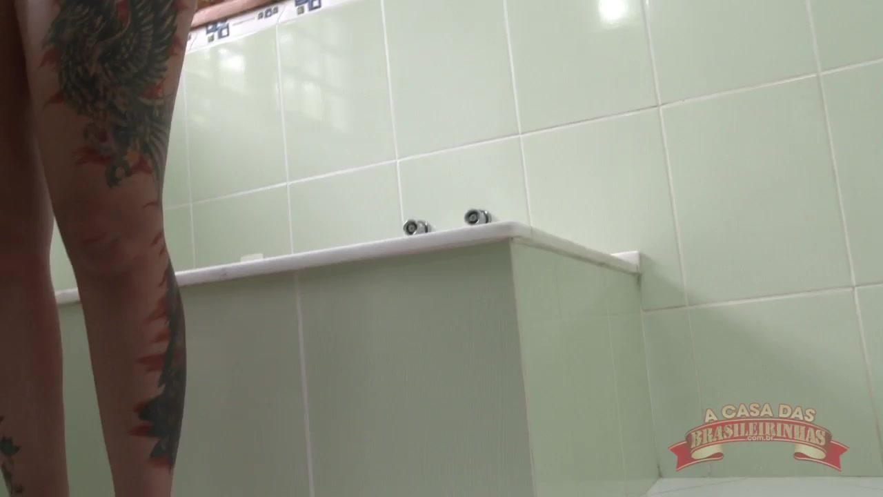 Elisa Sanches pelada na hidromassagem sensualizando