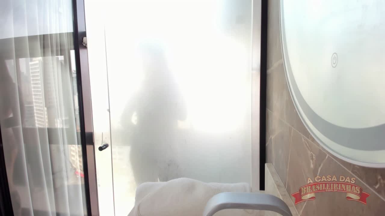 Banho completo de Joy Ski na Casa das Brasileirinhas, sem censura!