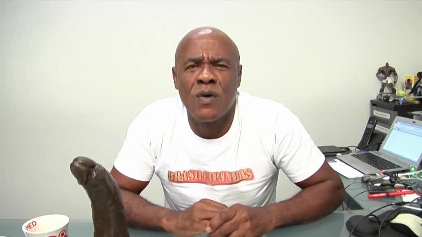 Keity Becker com o chuveirinho na buceta na hora do banho