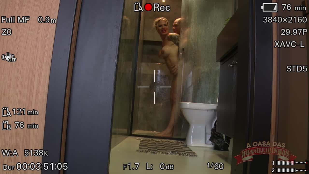 Sabrina Fit estreia na Casa das Brasileirinhas dando a buceta no banho!