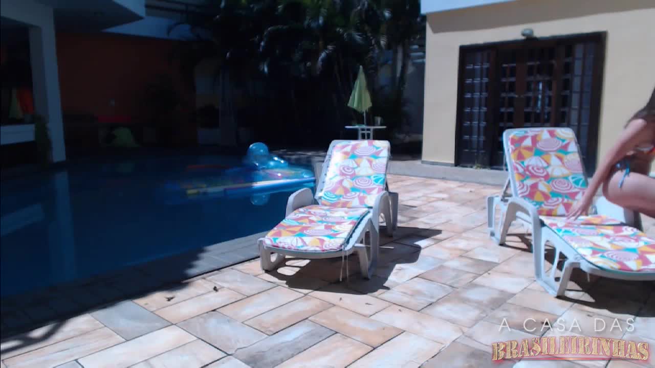 Nayra relaxa toda gostosa na piscina