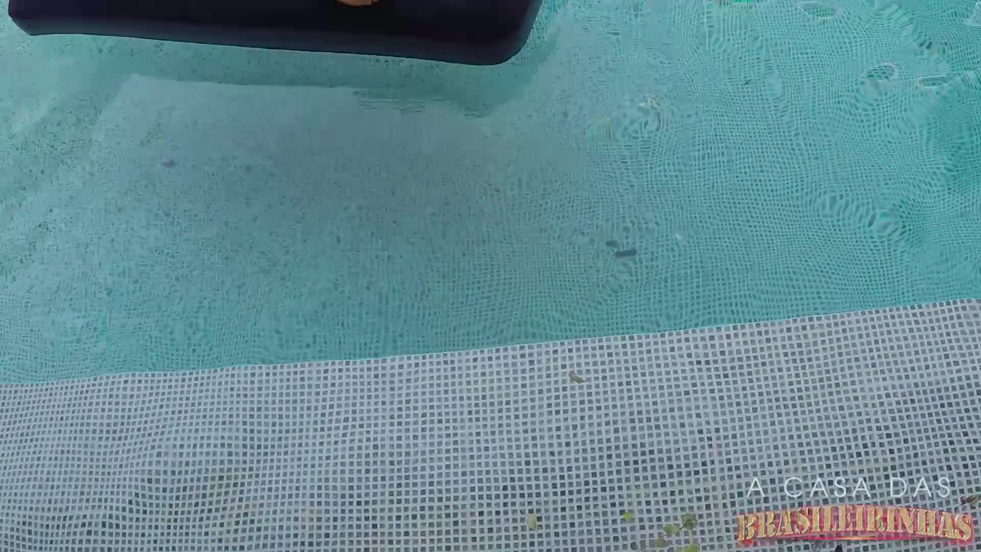 Gostosa se diverte na piscina da Casa das Brasileirinhas