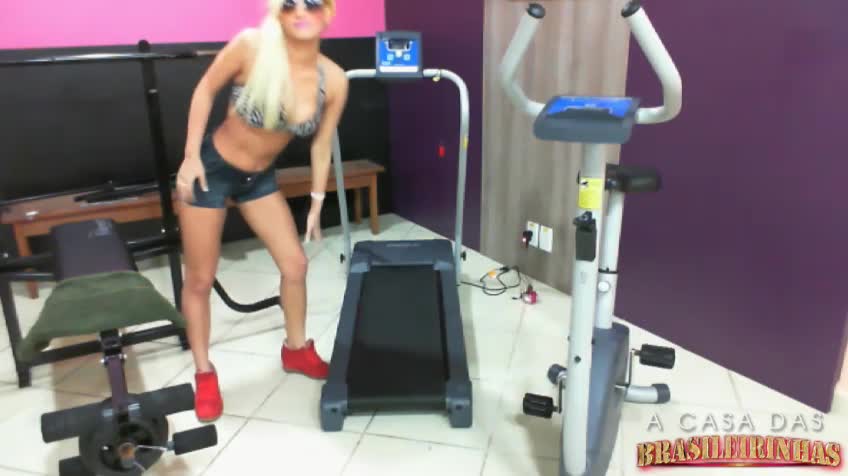 Peitudinha Carol fazendo academia sem roupa