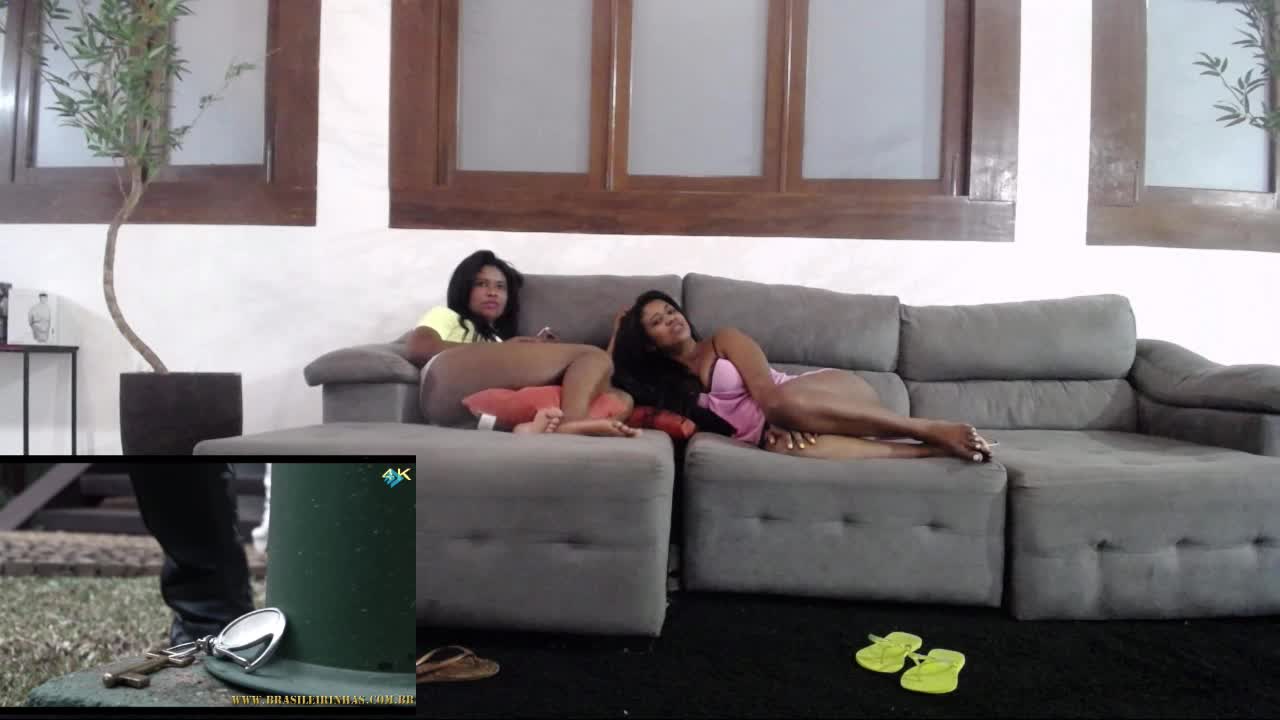 Elas relaxaram assistindo um pornozão!
