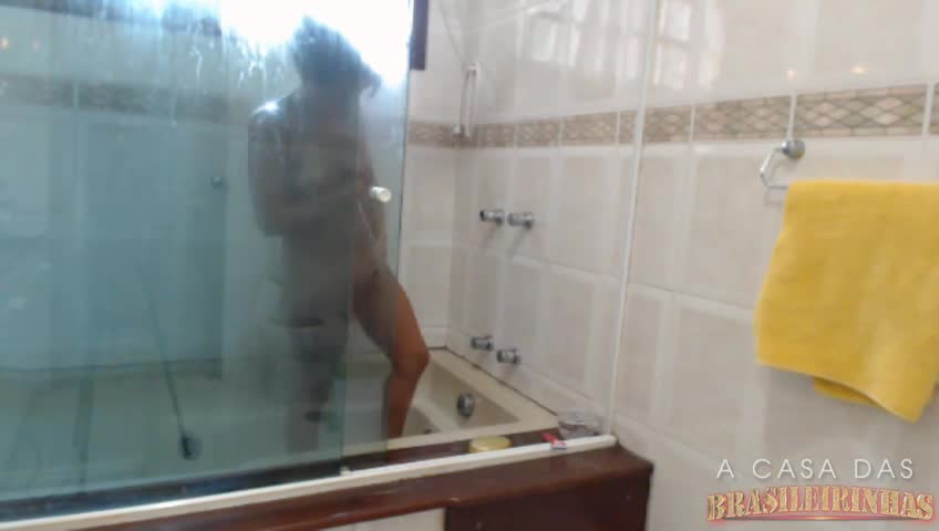 Assista a ninfetinha Loren tomando um banho sensual
