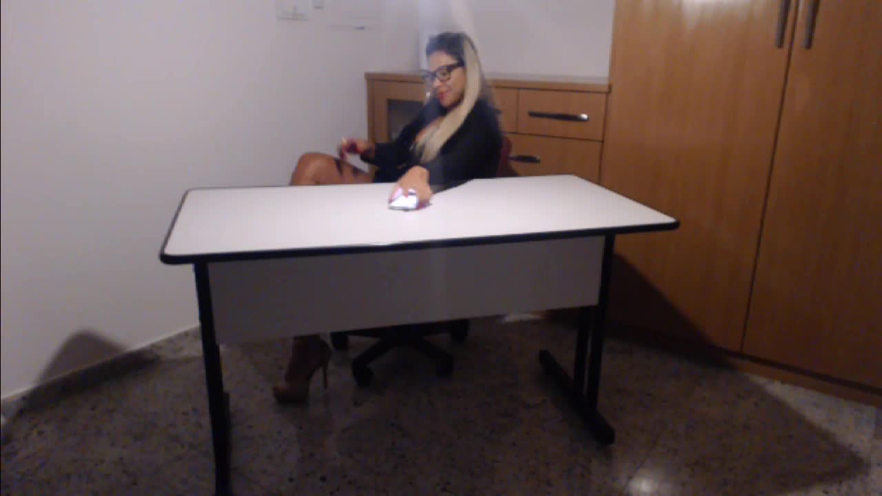 Monique Lopes se masturba enquanto lê conta erótico em vídeo pornô