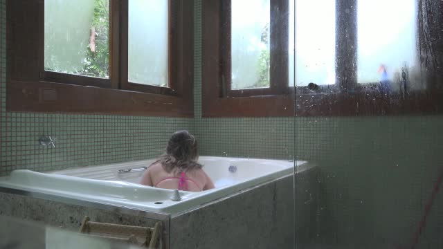 Hora de pegar os sabonetes na banheira da Casa das Brasileirinhas