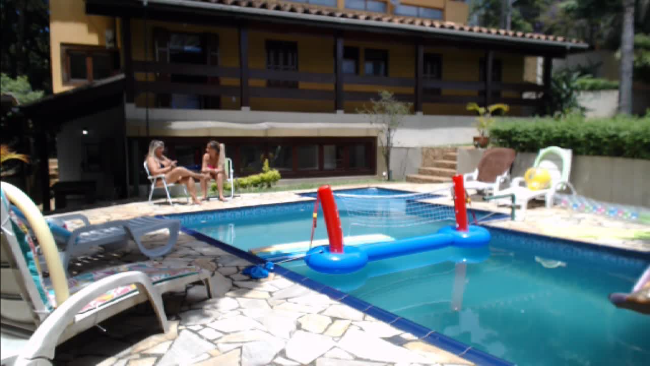 Gostosas nadam nuas na Piscina das Brasileirinhas