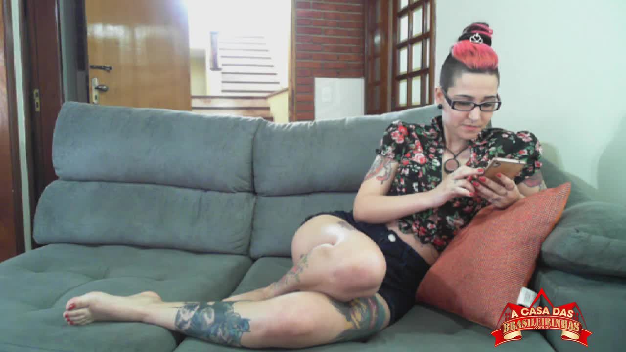 Mesmo com poucos internautas, morena faz putarias no chat
