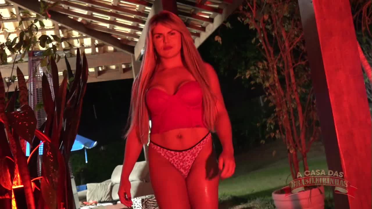 Nicole Araújo vídeo da loira gostosa pelada no desfile sensual