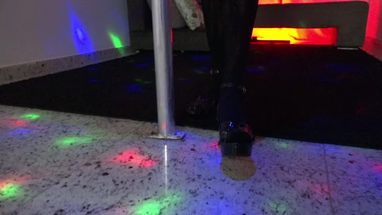 Juliana Mineira se apresentou no pole dance na Casa