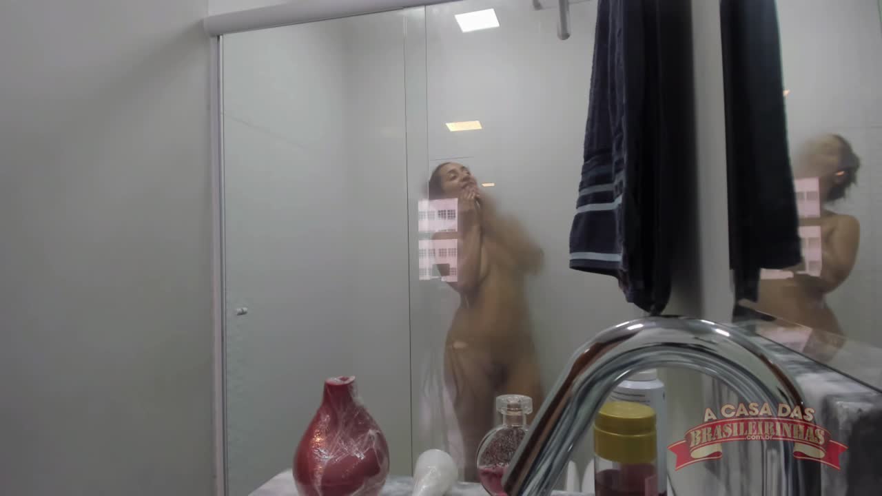 Sandy Cortez toma banho sensual na Casa das Brasileirinhas, confira!