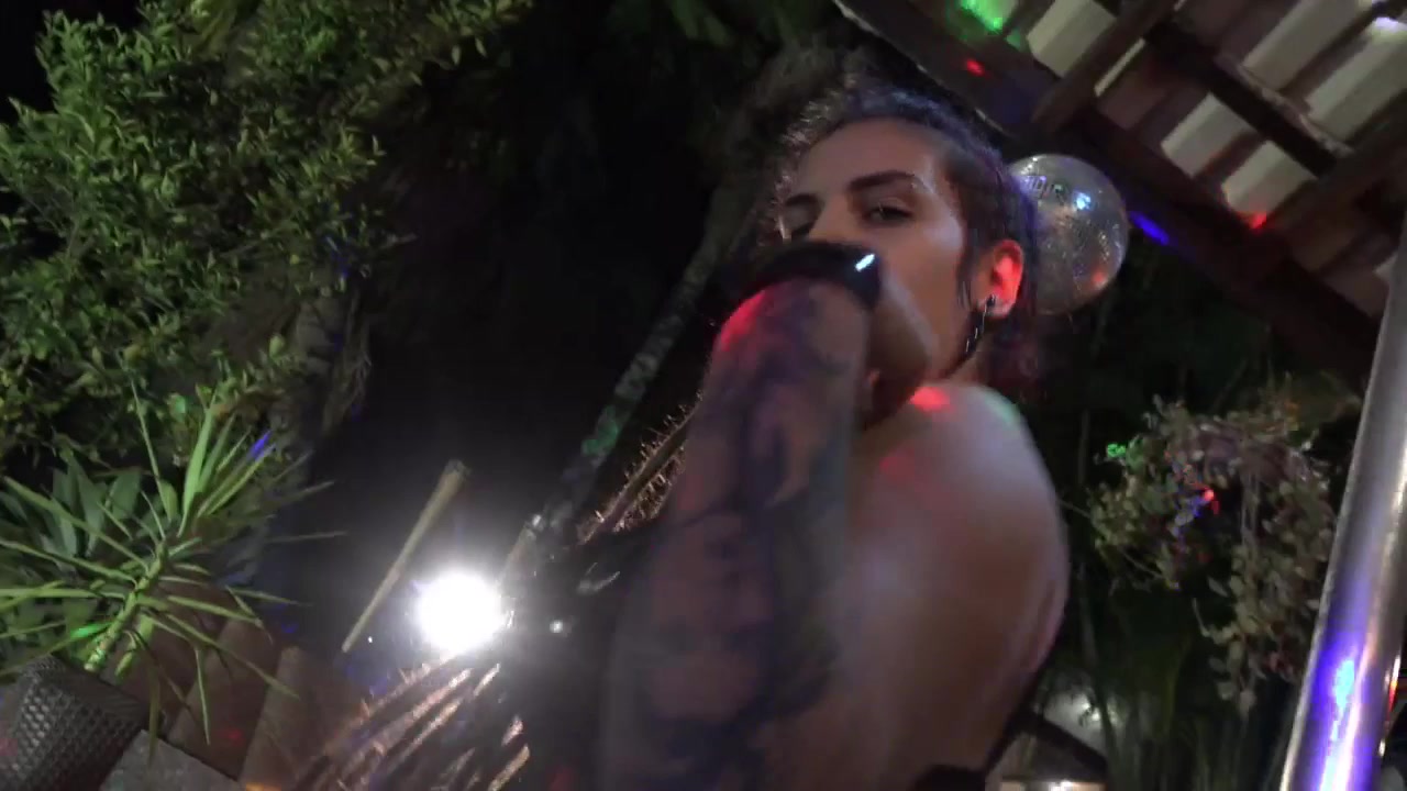 Show no pole dance com a Pucca Devil