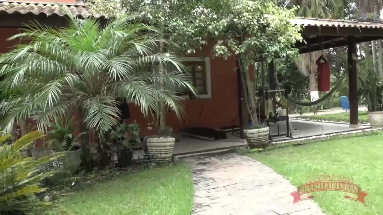 O desfile sensual da morena Vitória Von Teese terminou com ela mostrando a buceta