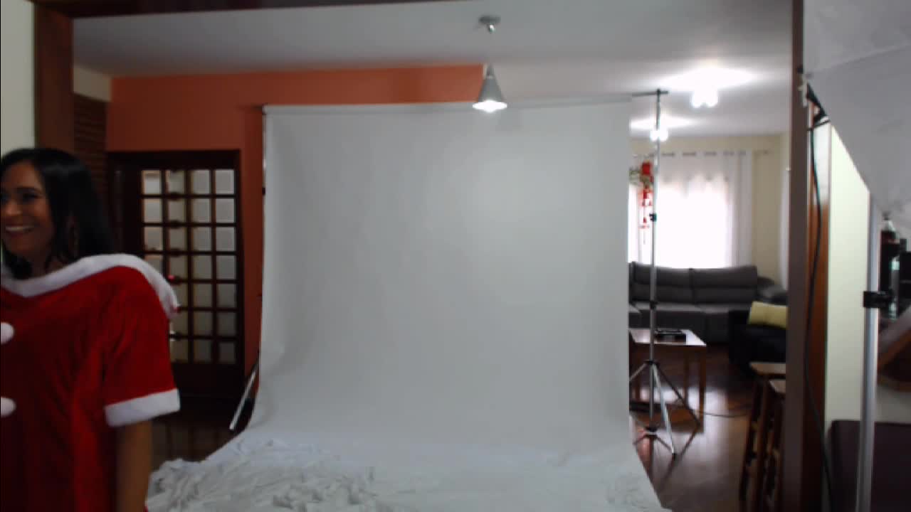 Alessandra Marques chega à Casa das Brasileirinhas para um ensaio sensual