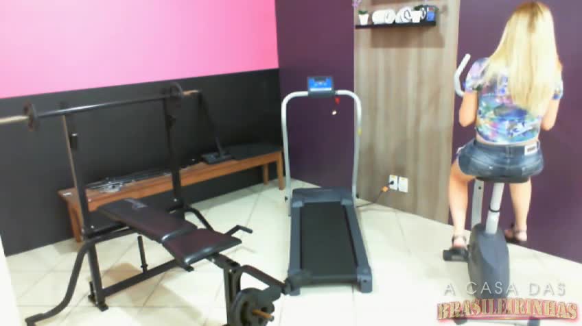 Loira fazendo academia sem roupa, não dá pra perder!