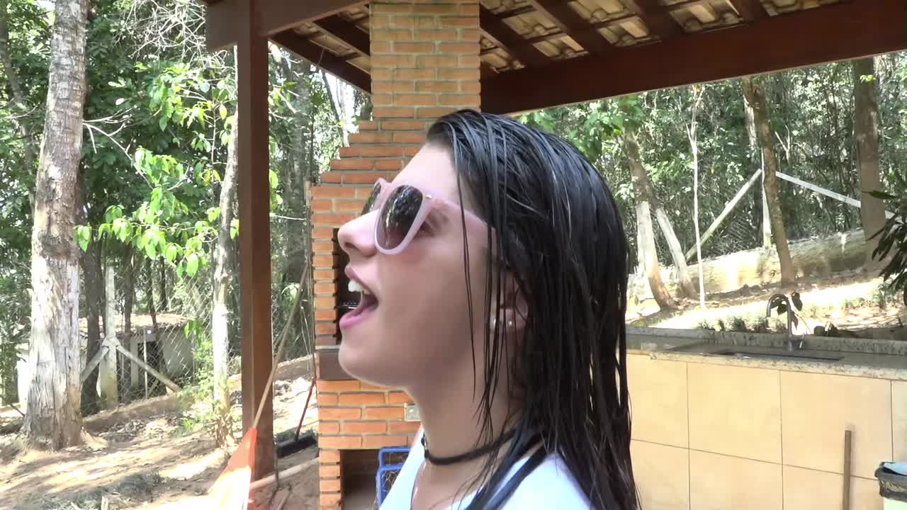 Hora da camiseta molhada na Casa com Sara e Laura