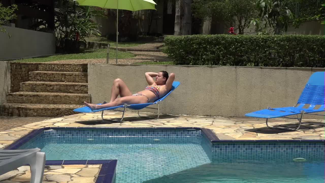 Safira Prado e Thiara Fox peladinhas em mais uma atividade da Casa