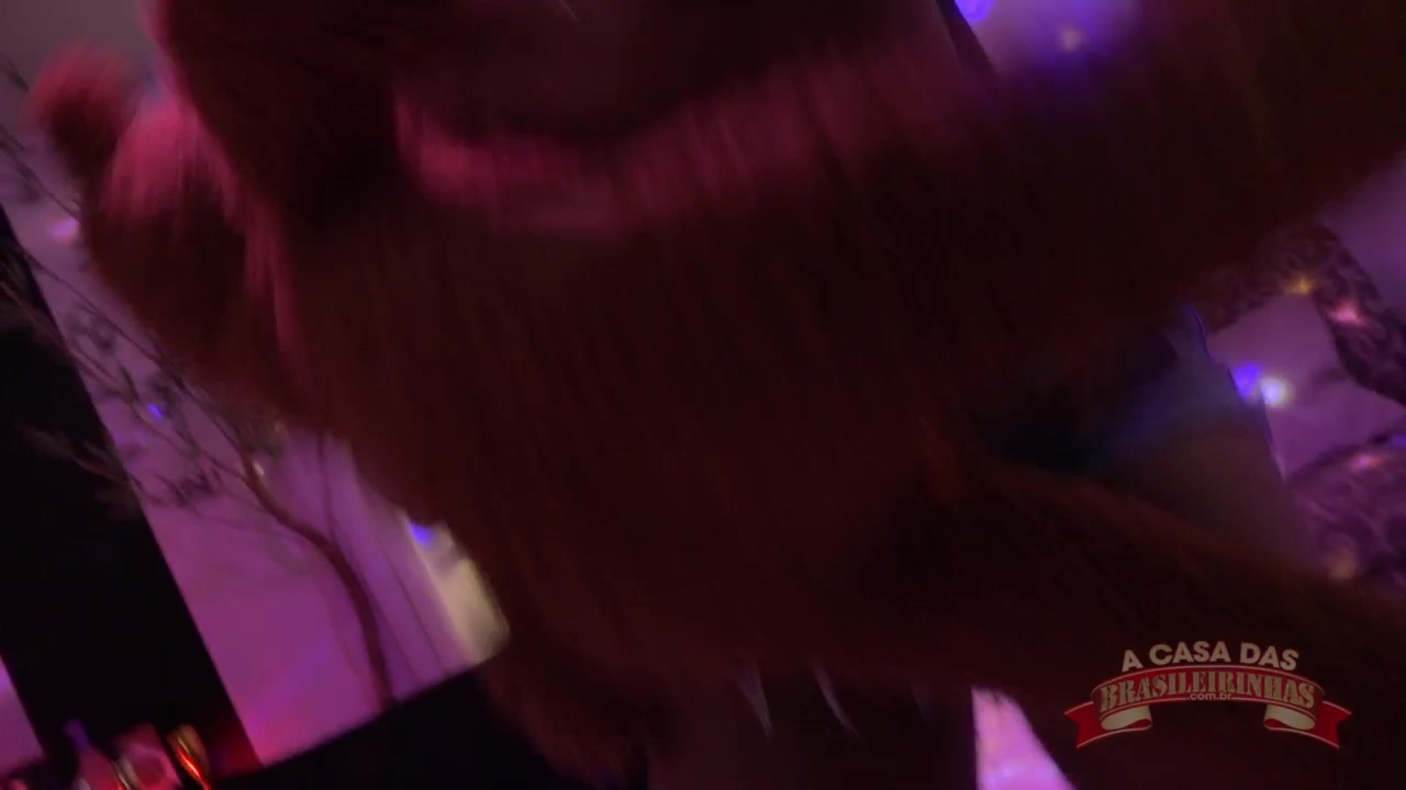 Peituda Luna Oliveira fazendo um show erótico