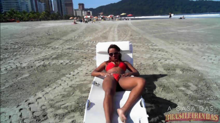 Com a praia em movimento, Samira exibe o corpo