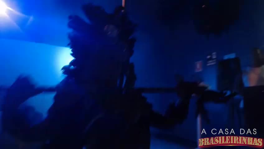Nicole leva consolo para se diverti na balada, confira!
