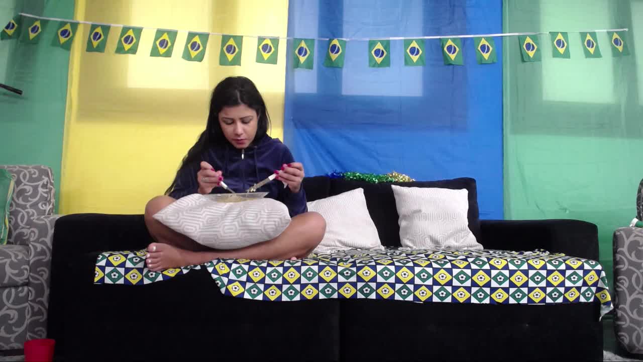 Amanda Souza ficou nua e participou de mais um chat 