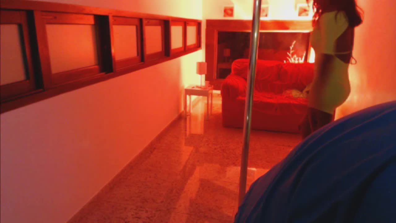 Mulata gostosa arrasa em show erótico no pole dance