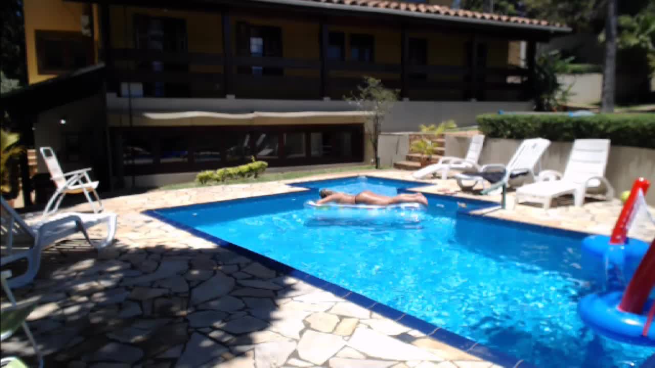 Nada melhor do que uma piscina para apagar o fogo de Monique Lopes