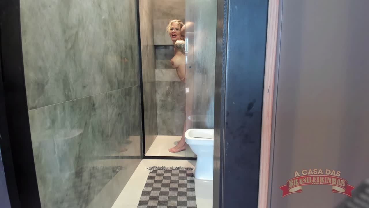 Sabrina Fit faz sexo gostoso nos bastidores da sua estreia na Casa das Brasileirinhas