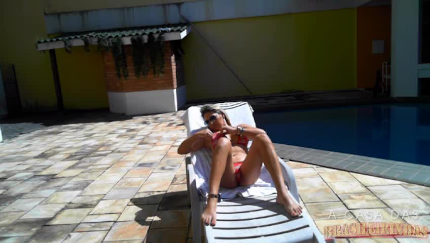 Graziella Ferrari passou a manhã tomando sol na piscina, confira!