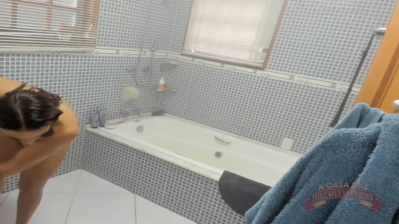 Marsha Love bateu siririca no banho até gozar gostoso 