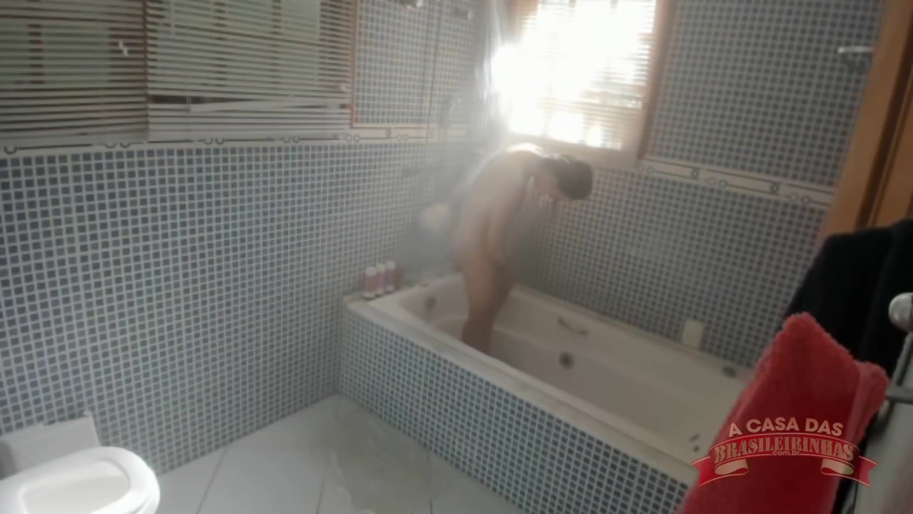 A gostosa Melody Antunes tomando um banho sensual na banheira do reality