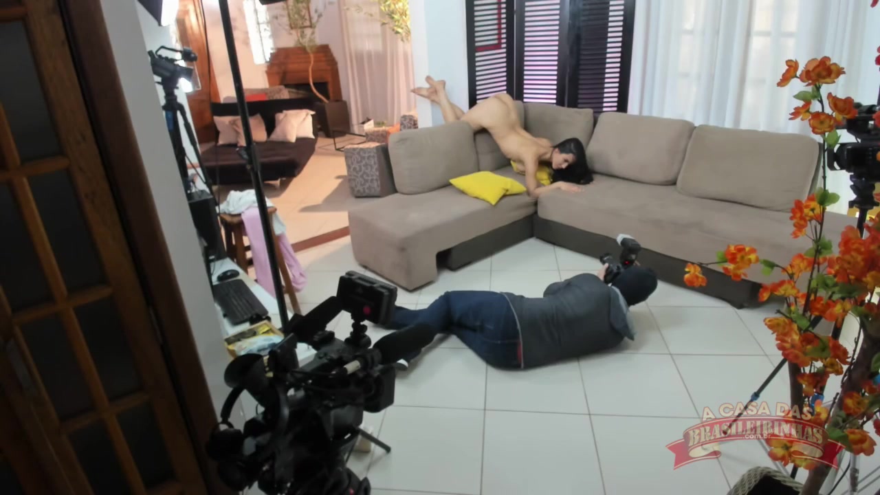 Karen Oliver tirou toda a roupa para um ensaio sensual