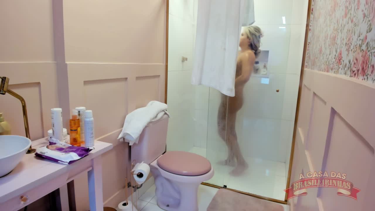 Bastidores: Jully Souza toma banho sensual com marmanjo antes das gravações