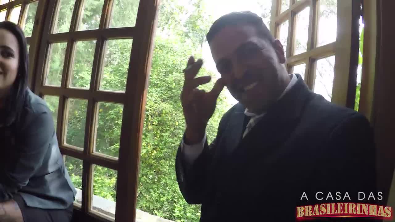 Secretária morena muito gostosa transando com chefe